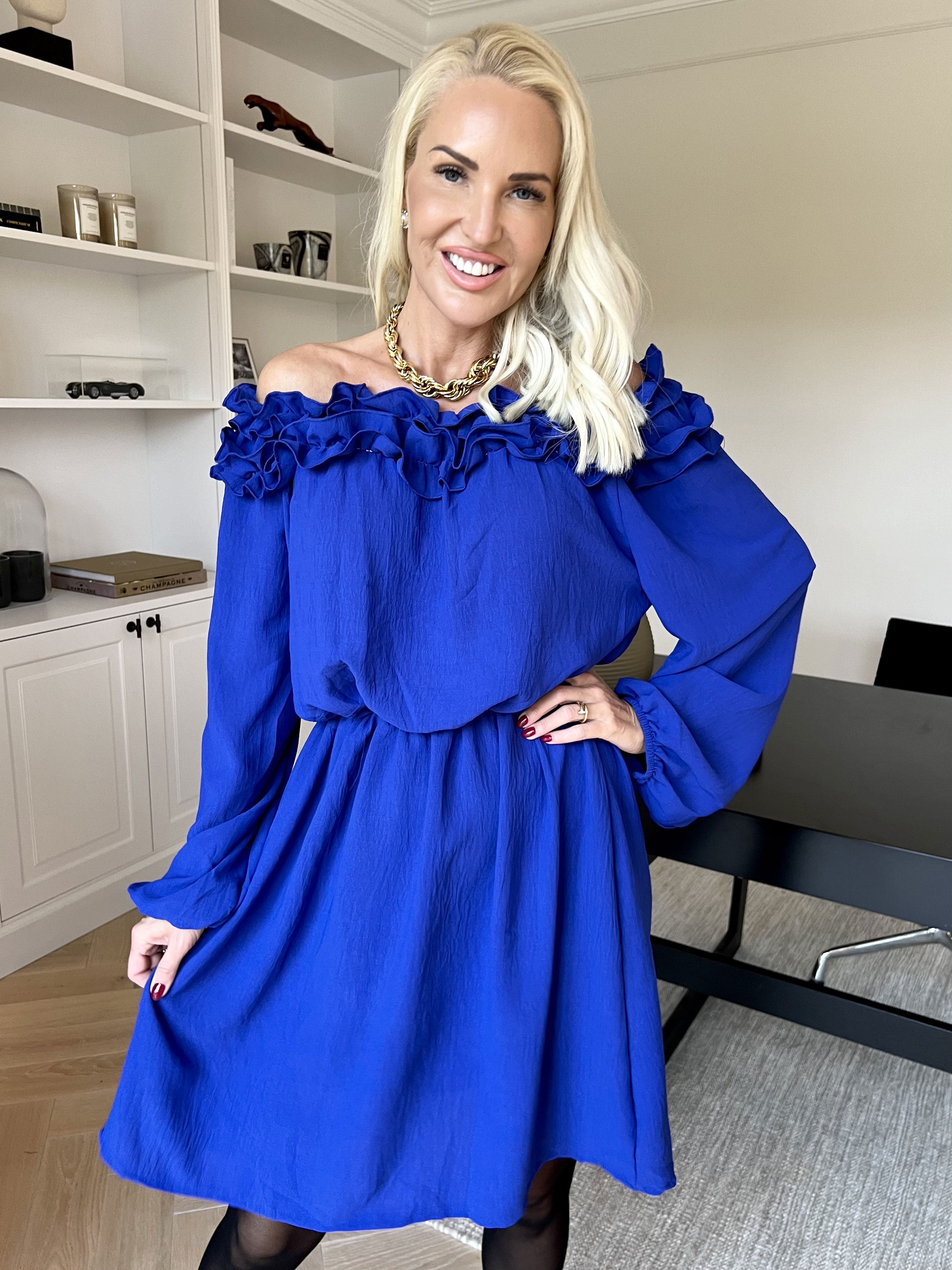 Chili Fitted Dress - Söt klänning med volangkant och resår i midjan